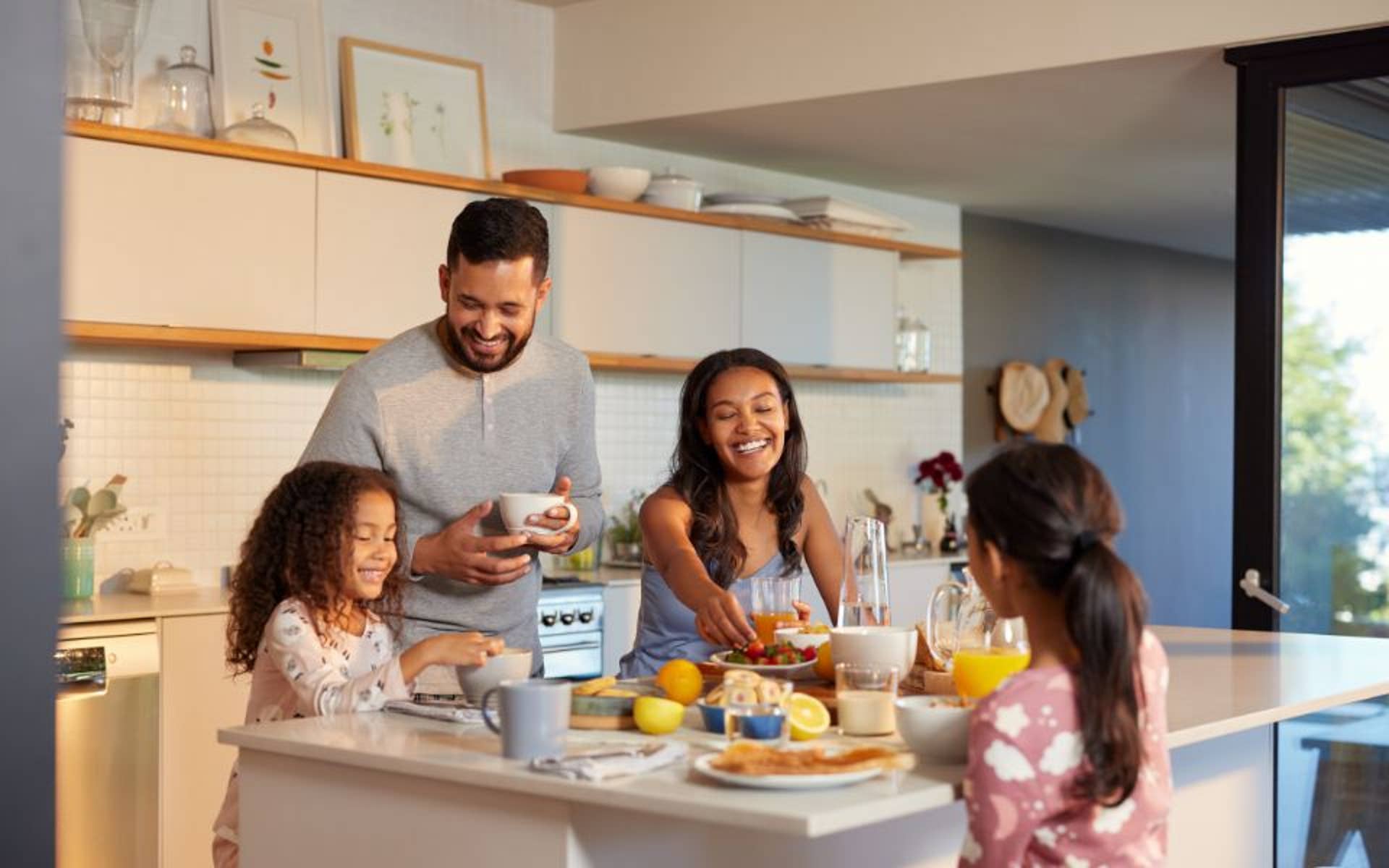 family-morning-routine-eating-breakfast