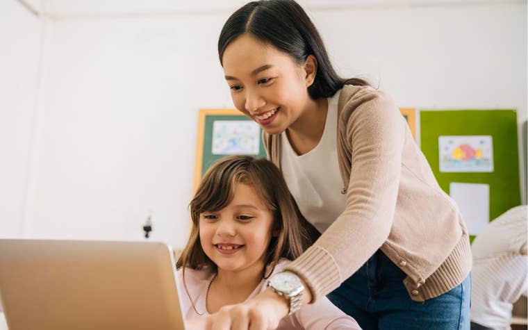 teacher-student-using-a-laptop