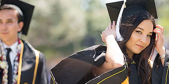 A 911�Թϱ�����ѹۿ���� student in cap and gown celebrating graduation