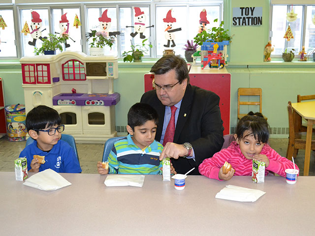 corderre having breakfast with kids