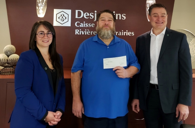 Monsieur André-Paul Turcot, directeur général de la Caisse Desjardins de Rivière-des-Prairies et Madame Josianne Gelfusa, administratrice étaient très heureux de remettre un chèque d’une valeur de 1000$ à l’école East Hill Elementary School, représentée par son directeur, Monsieur Steven Rebelo.