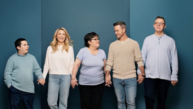 Photo:   Véronique Cloutier et Louis Morissette, fondateurs de la Fondation Véro & Louis, entourés de Justin, Chantal et Alexandre, résidents de la Maison Véro & Louis de Varennes. Photo : Andréanne Gauthier 