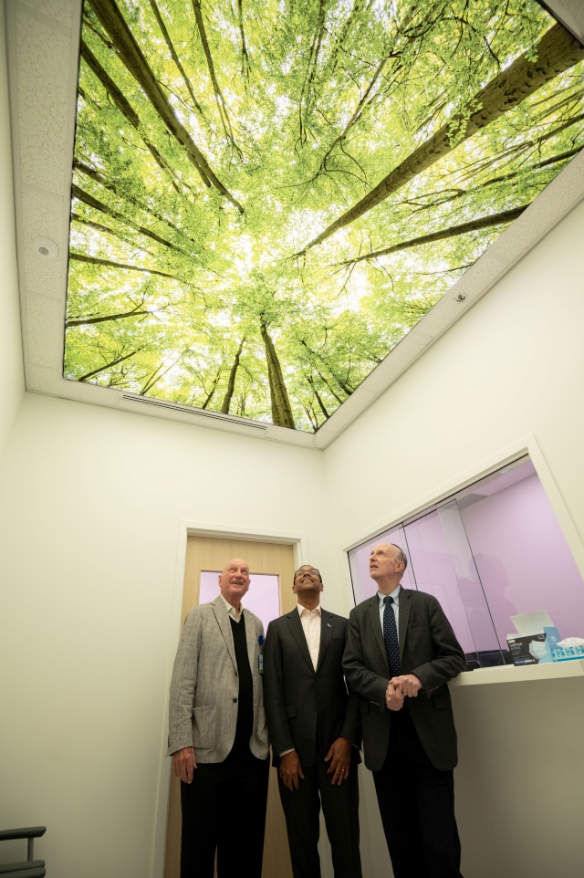 From left: Alan Maislin, former president of the board of directors of CIUSSS West-Central Montreal; Lionel Carmant, provincial minister responsible for Social Services; and Dr. Lawrence Rosenberg, president and CEO of the Integrated Health and Social Services University Network for West-Central Montreal, enjoy a view of the skylight in one of the calming areas at the clinic in April 2024. Photo courtesy of CIUSSS West-Central Montreal  