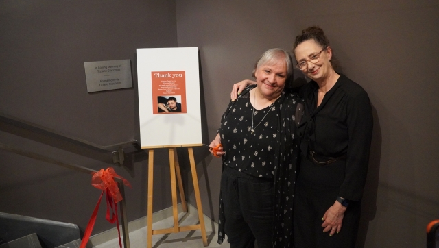 La donatrice Marisa Testa, à gauche, et Eda Holmes, directrice artistique et exécutive du théâtre Centaur, lors de la cérémonie d’inauguration du nouvel ascenseur à accès universel, le 4 octobre. Photo : Sean Ryan, théâtre Centaur