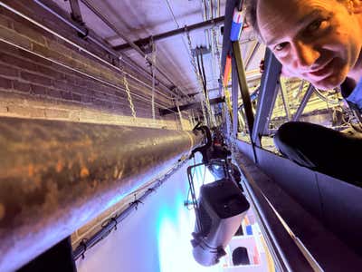 A closer look at the lighting pipe and instruments from the cove