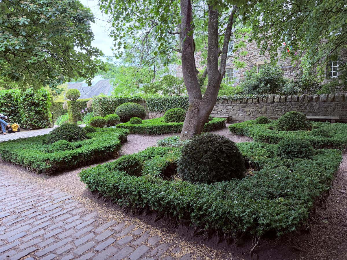 A quiet, manicured garden tucked into a close just off the Royal Mile
