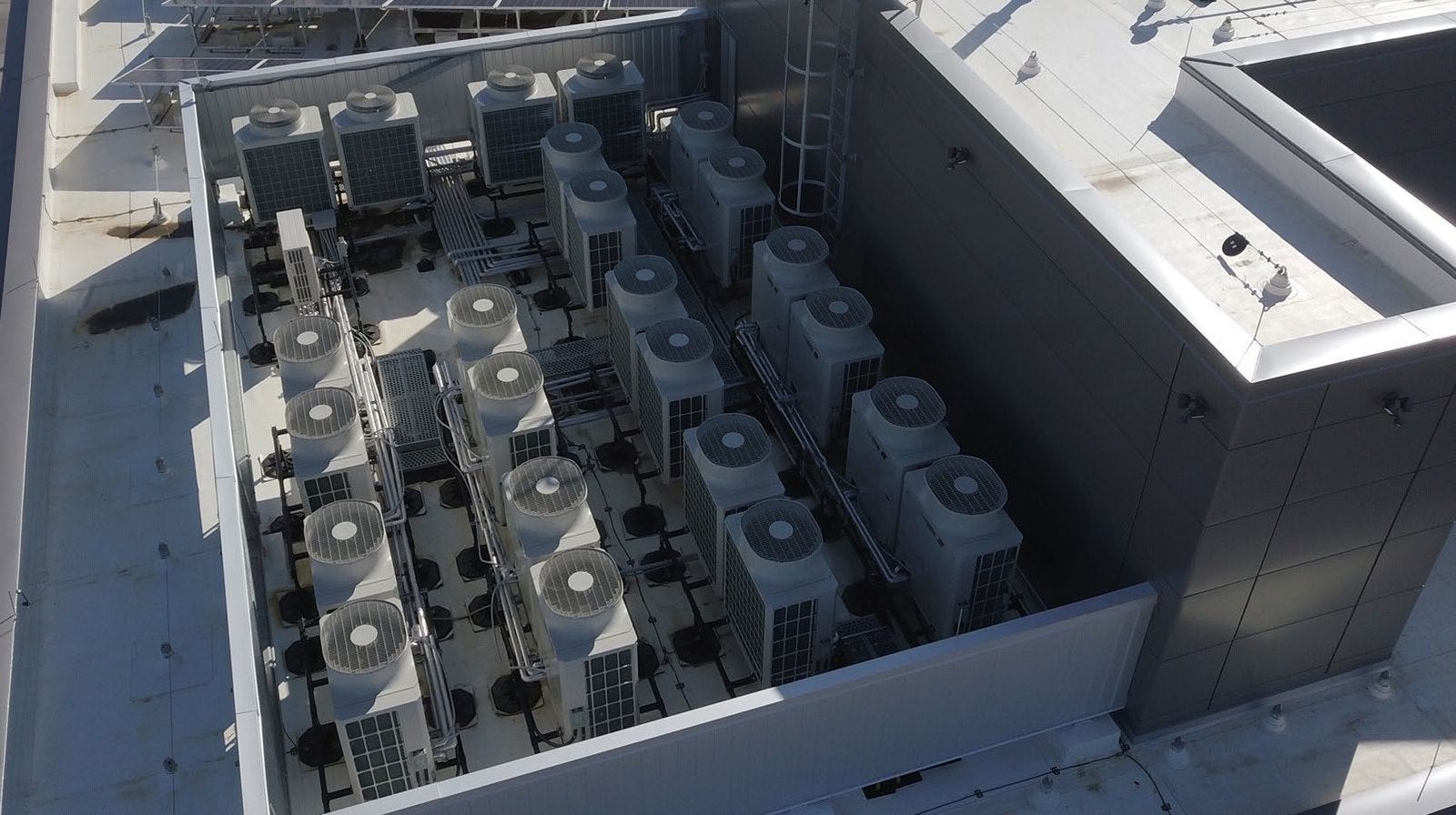 Mitsubishi Electric CITY MULTI outdoor units installed on the rooftop of Sifton Centre in London, Ontario