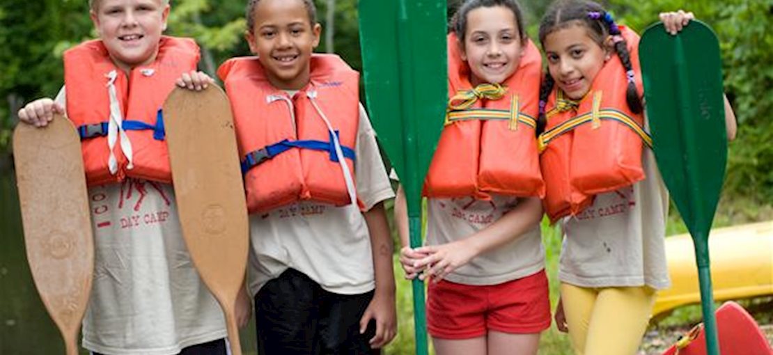 Summer Camp - Kids canoeing