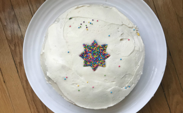 Cookie cutter stencil cake - parents canada
