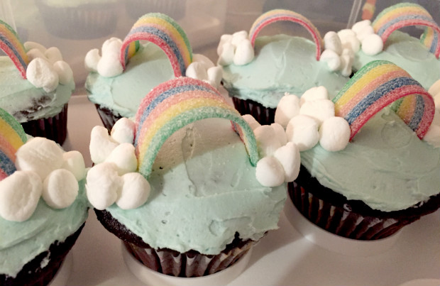 Candy rainbow cupcakes - parents canada