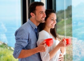 personas tomando cafe en tranquilidad