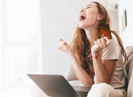 mujer feliz al tener una tarjeta de credito