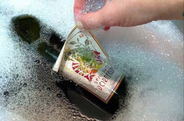 How to Remove Old Wine Labels: Methods and Tips